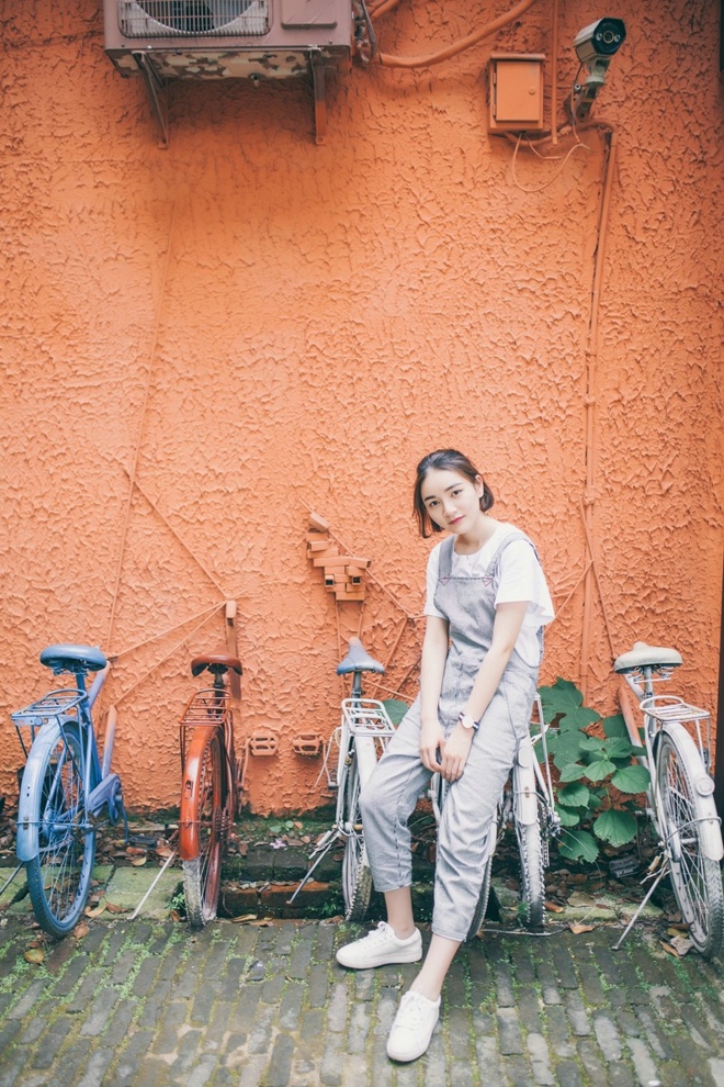 背带裤短发青春美女时尚街拍唯美俏皮写真