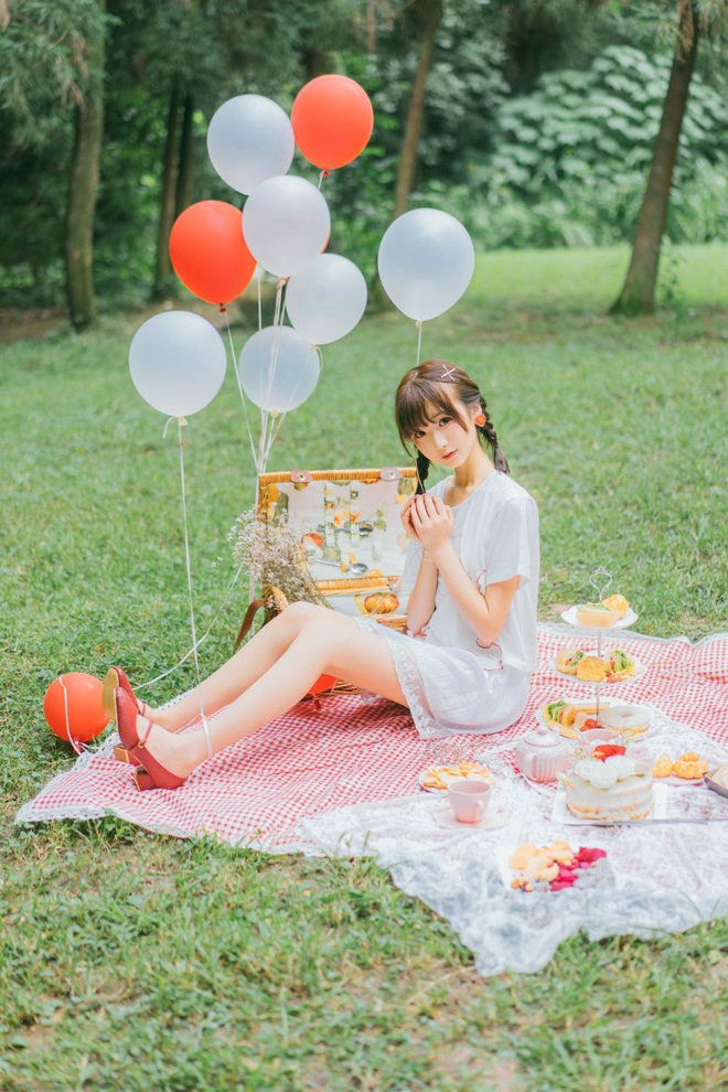 甜美粉嫩美女可爱烟熏妆户外俏皮私拍套图