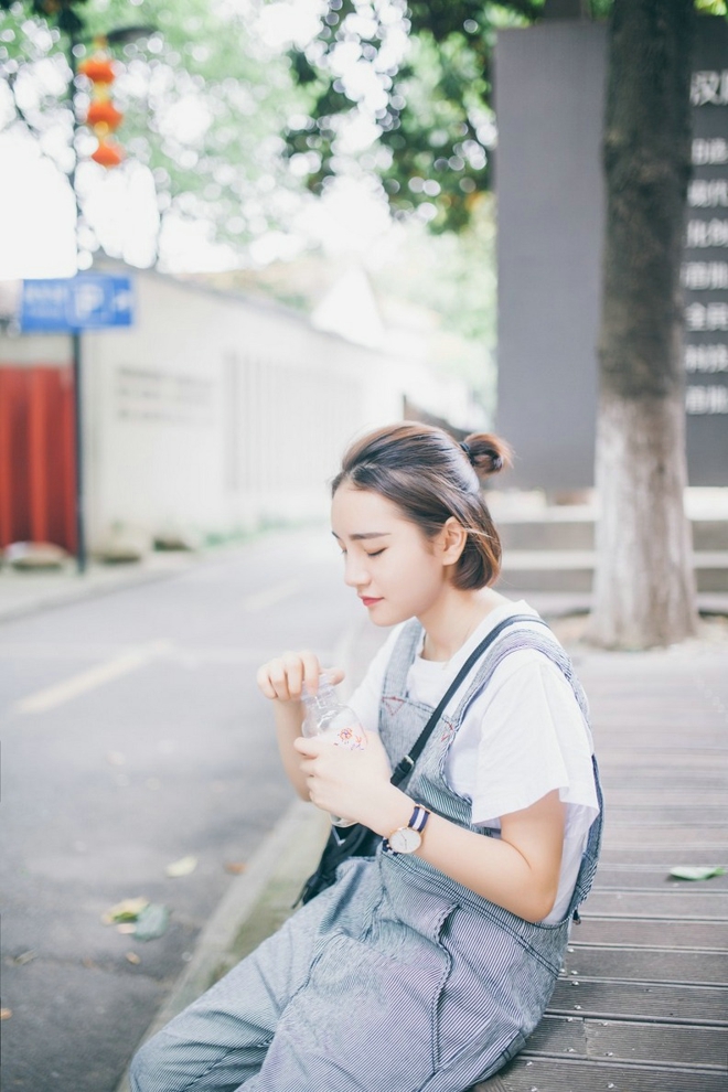 背带裤短发青春美女时尚街拍唯美俏皮写真