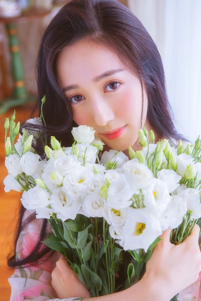 红唇美女白纱高冷家居私房诱惑写真照