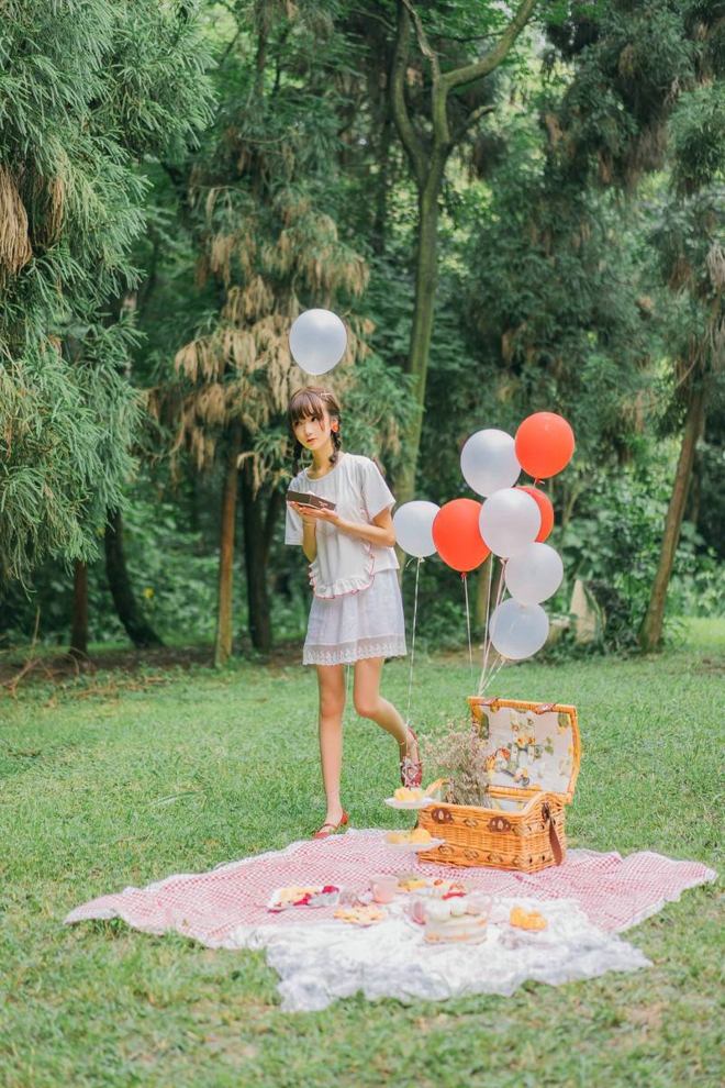 甜美粉嫩美女可爱烟熏妆户外俏皮私拍套图