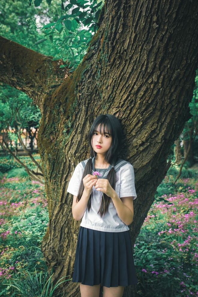 花海中清纯漂亮学生妹户外恬静优雅可爱迷人写真