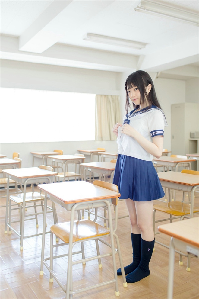 花海中清纯漂亮学生妹户外恬静优雅可爱迷人写真