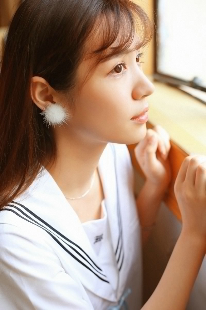 清纯校园学生装刘海美女午后操场福利写真