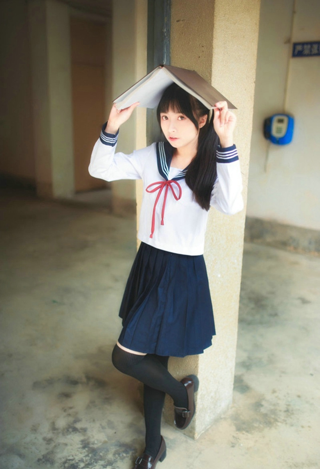 运动系萌妹操场运球清新俏皮美腿写真诱惑