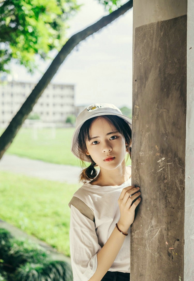 清纯可爱的美女校园私拍写真文艺范十足