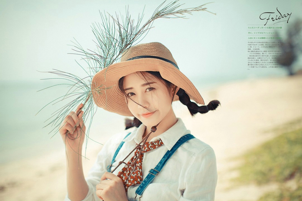 戴帽子清纯牛仔背带裤美女沙滩阳光气质写真