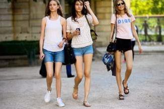 国外美女身材养眼，街拍更像走秀!