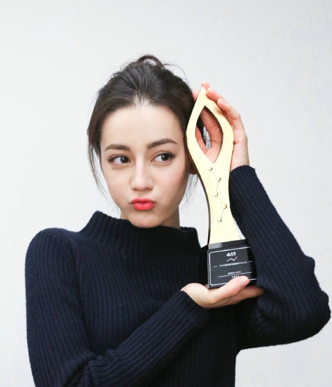 迪丽热巴大片曝光 酷美有型攻气十足