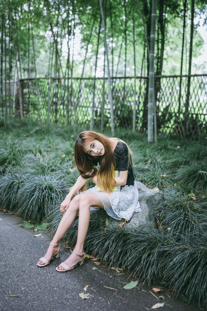 清纯靓丽时尚长发清新美女户外草地俏皮艺术照