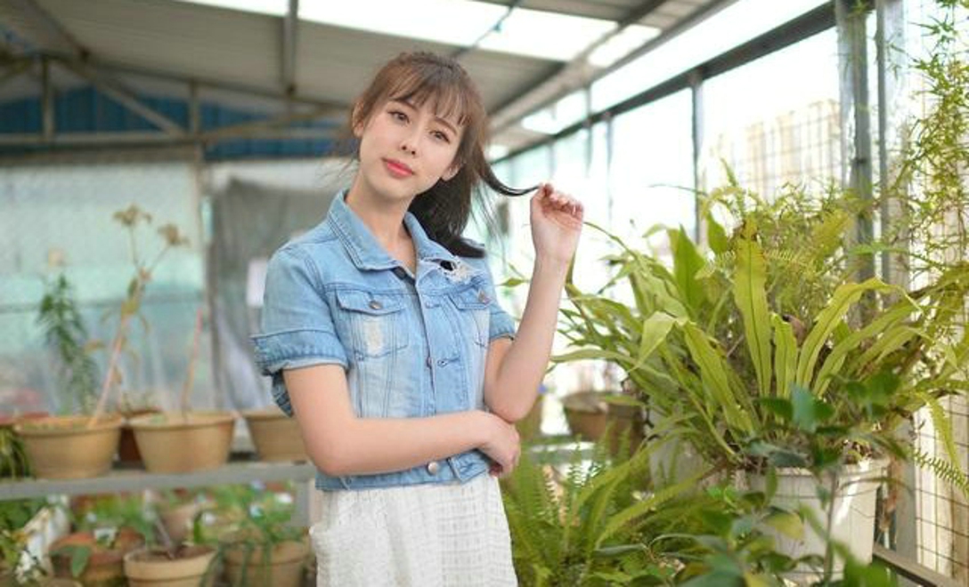 大棚清纯优雅娇嫩牛仔衫女孩