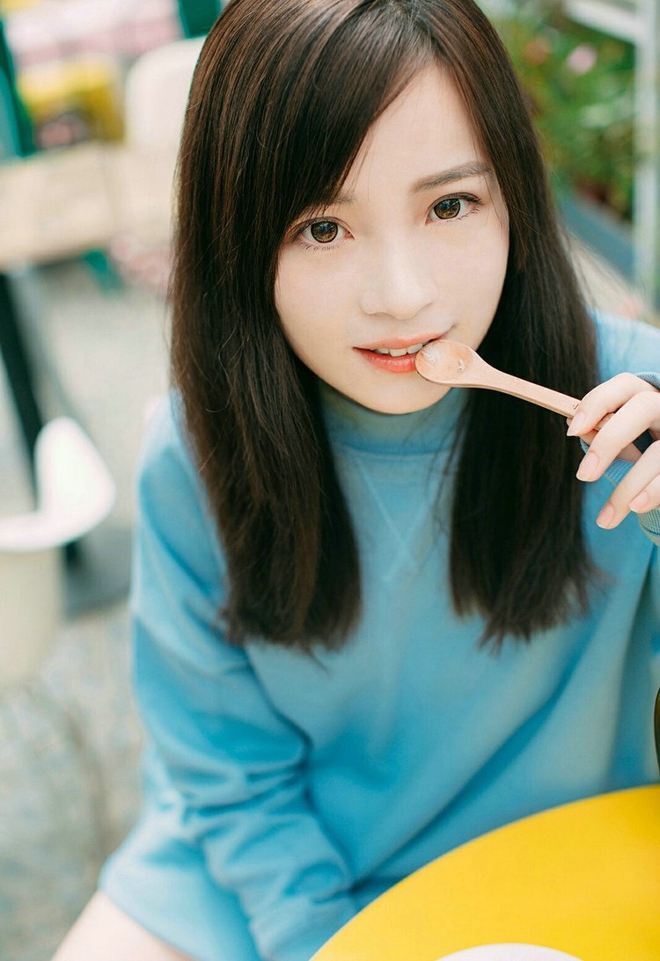 清纯阳光甜美美女悠闲自在生活写真图