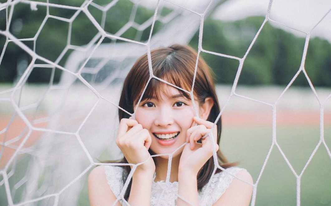 可爱小清新女生完美假日校园跑道气质写真