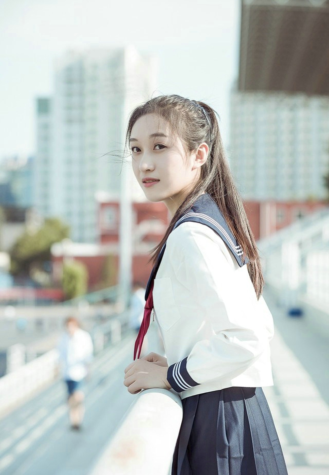 长发美女甜甜的微笑教室文艺写真