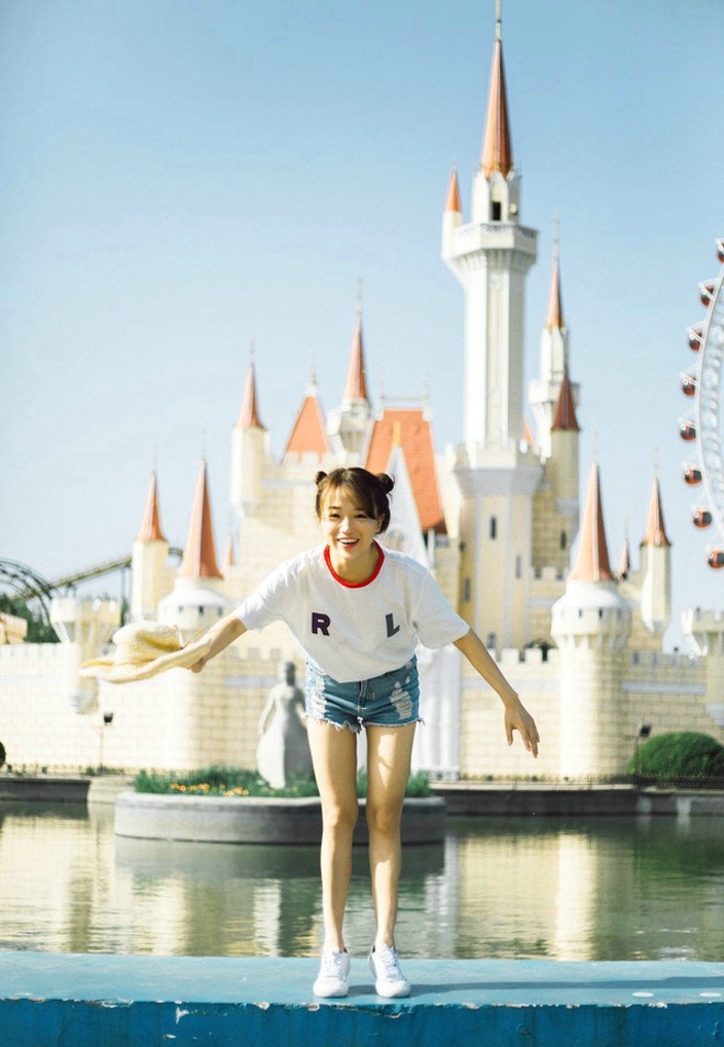 游乐场清纯可爱甜美少女开心写真照