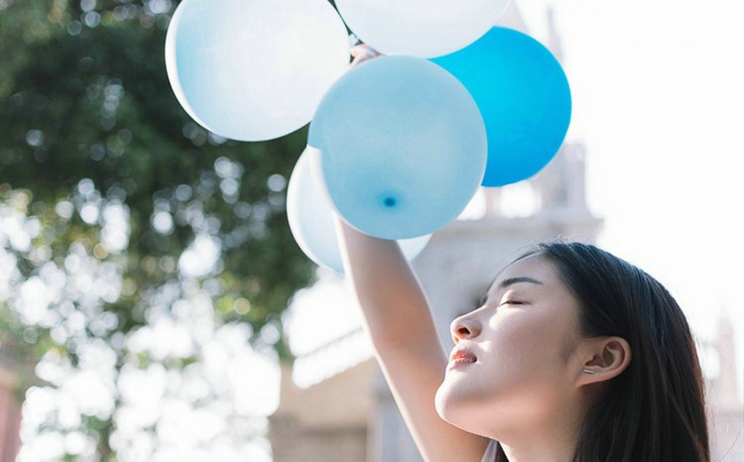 清纯运动衫元气少女上海俏皮写真