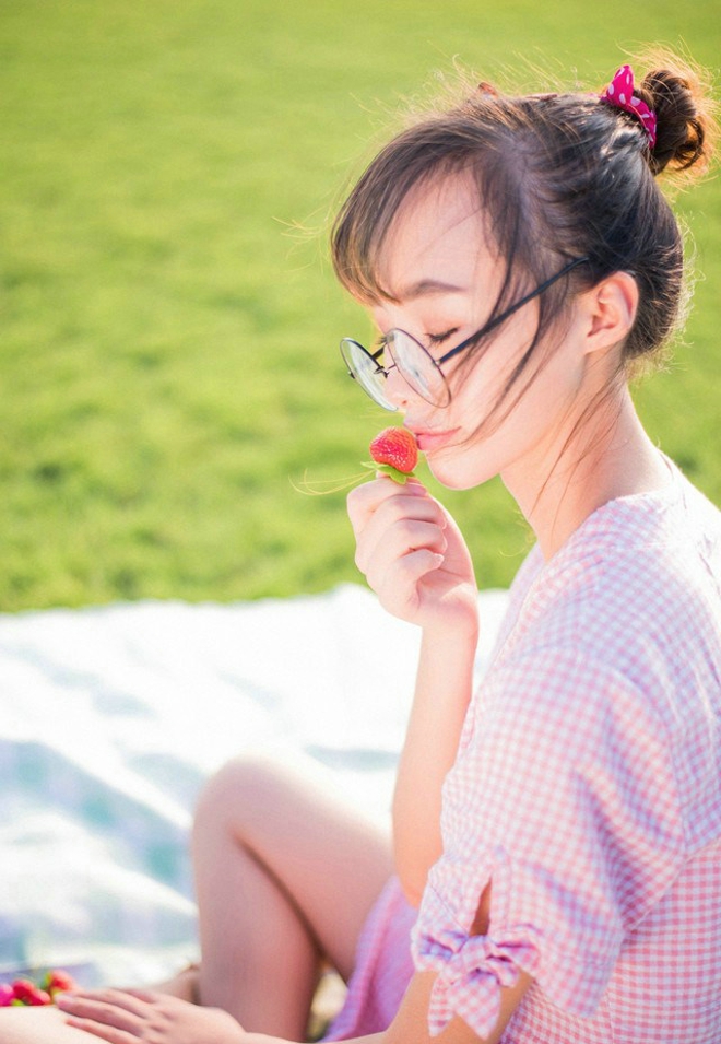 清纯稚嫩俏皮可爱女孩郊外清晰阳光甜美活泼写真