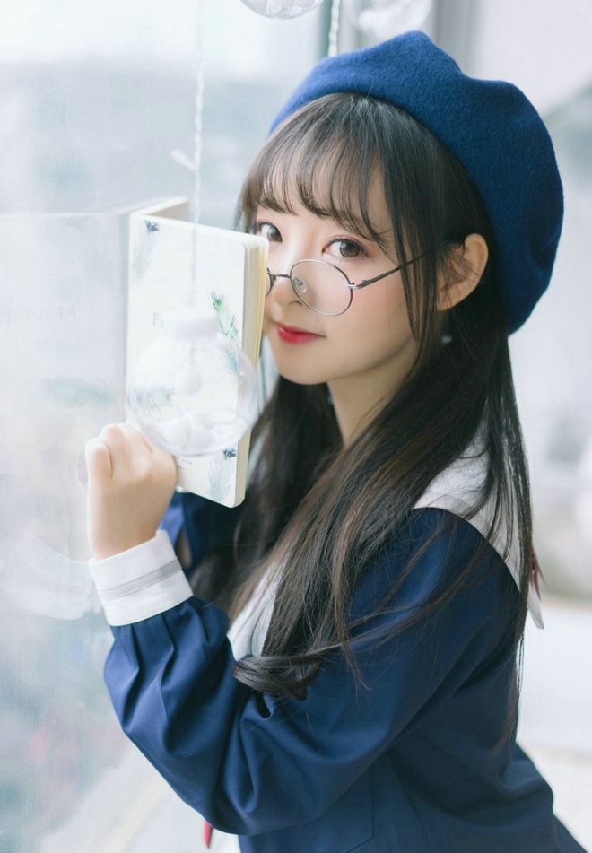 娇嫩萌态十足戴眼镜的小萝莉写真
