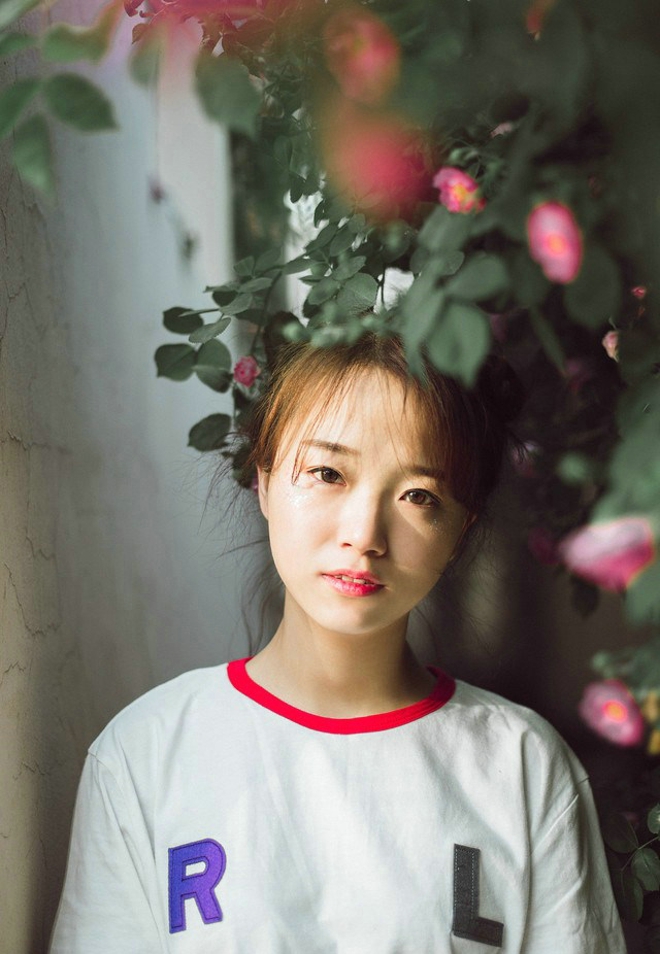 游乐场清纯可爱甜美少女开心写真照