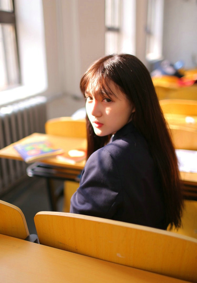 清纯甜美文静可人校服姑娘写真