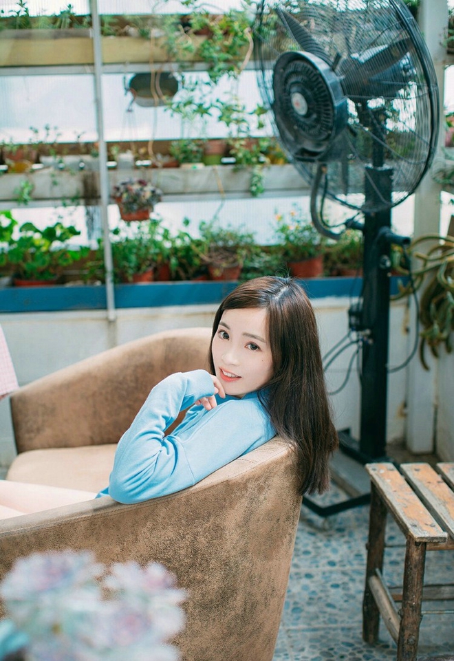 清纯阳光甜美美女悠闲自在生活写真图