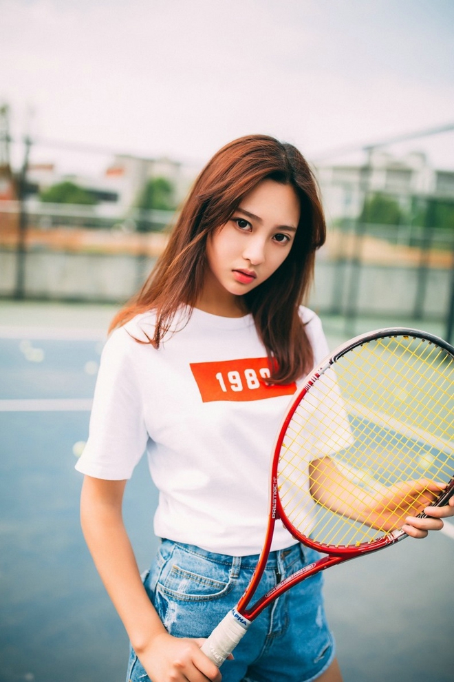 网球场上清纯牛仔裤美女写真套图