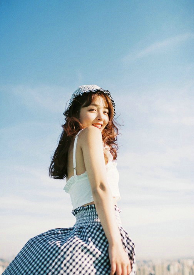 白嫩清纯美艳少妇碎花连身裙性感写真套图