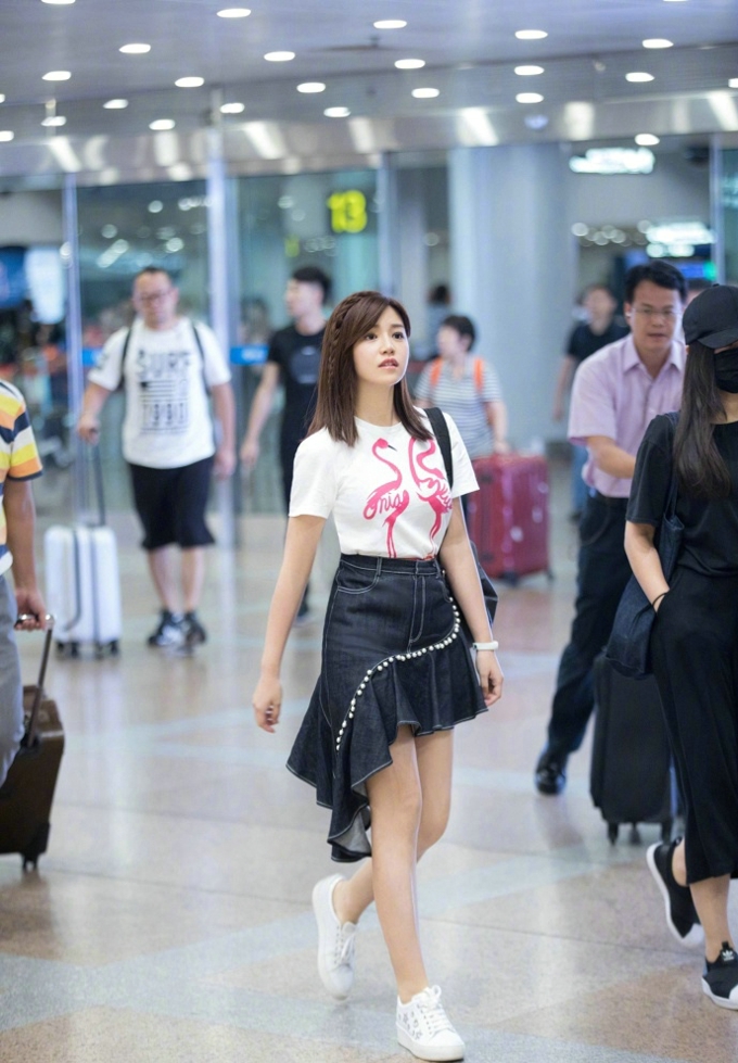 辣妈陈妍希清新装扮机场街拍套图