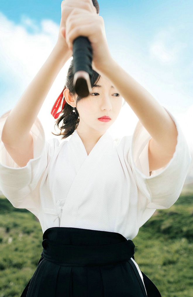 漂亮女剑客清新唯美户外写真