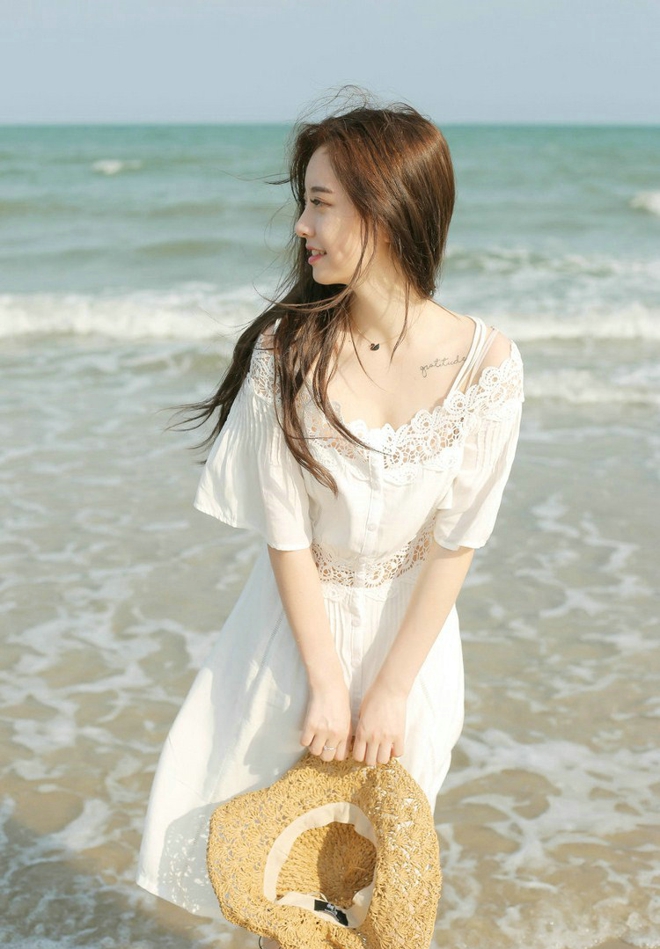 海滩上的白嫩如玉清纯少女