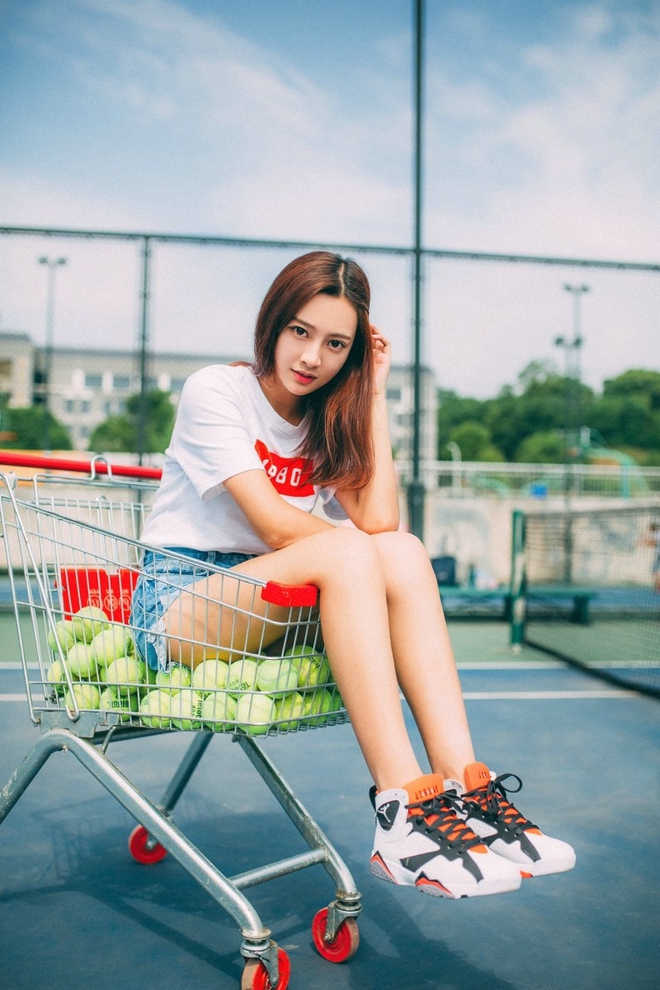 网球场上清纯牛仔裤美女写真套图