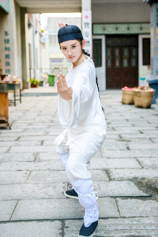 我们来了第二季唐艺昕搞怪路透照