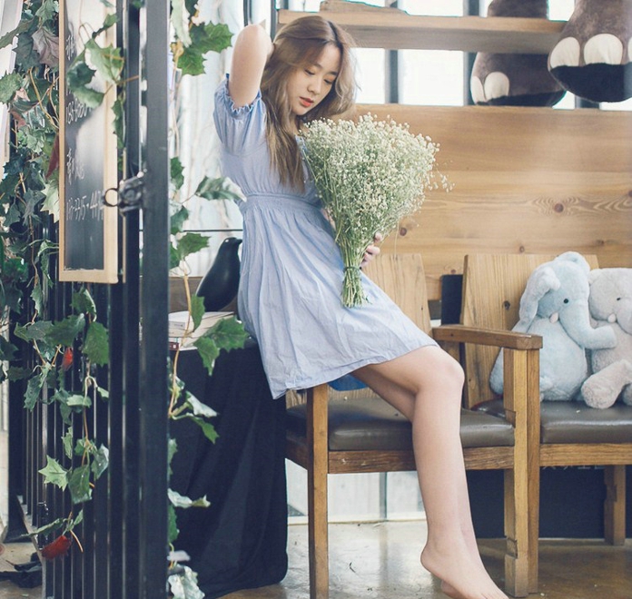 清冷气质花房姑娘俏皮写真