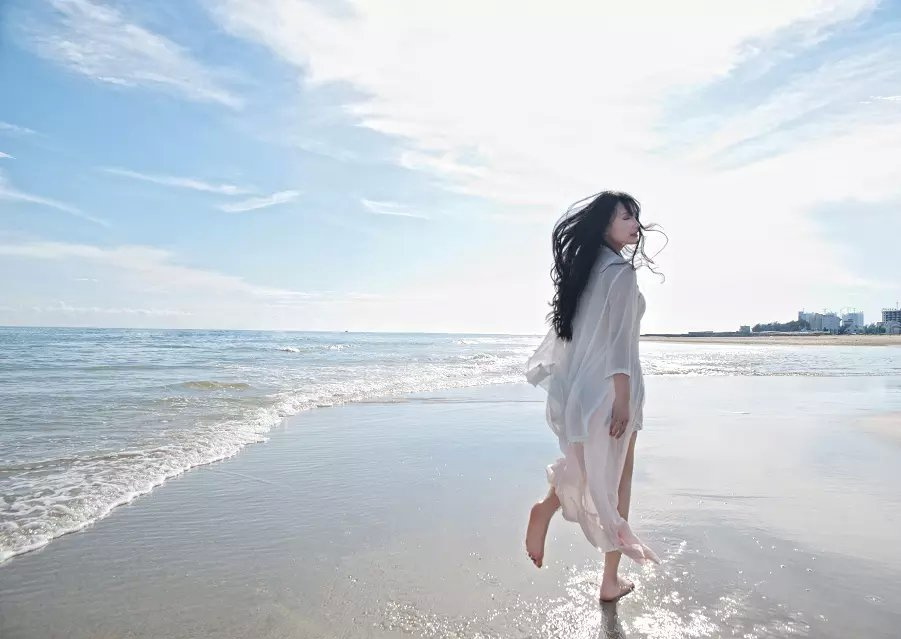 夏日海边美女图片