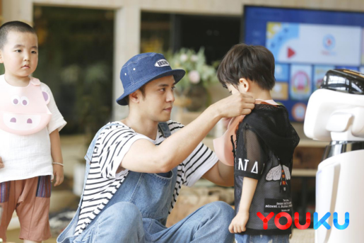 小手牵小狗罗志祥图片合集