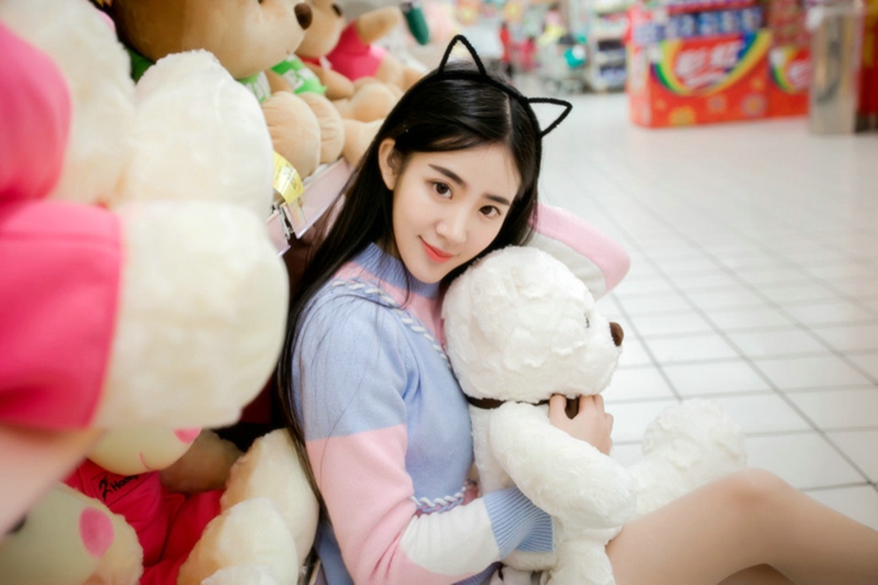 白皙清纯靓丽女孩清新俏皮超市私拍写真