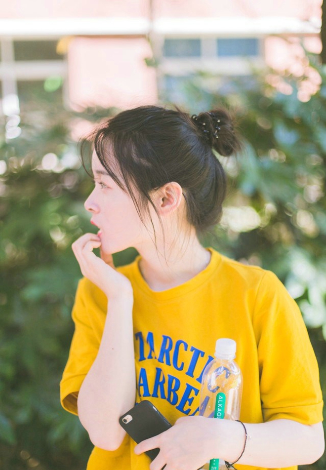 夏季美女外出游玩甜美户外俏皮唯美街拍