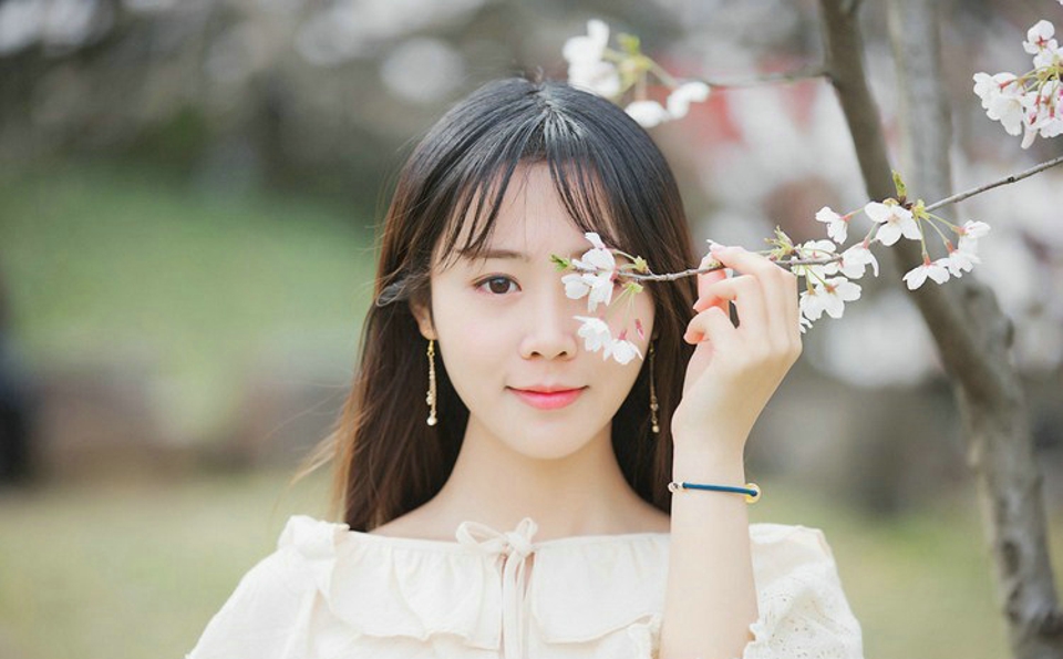 樱花树下肤光胜雪纯净美眉