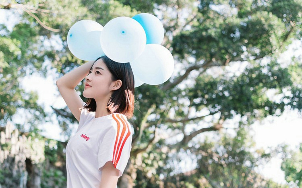 清纯运动衫元气少女上海俏皮写真