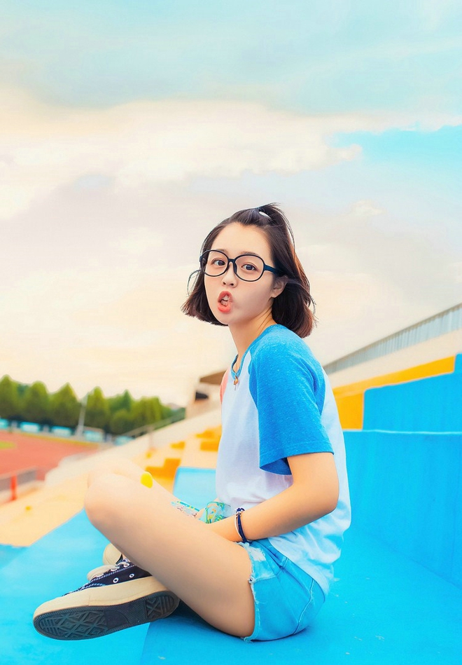 苹果头少女室外清新俏皮噘嘴笑写真套图