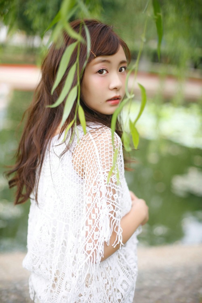 清纯可爱长发妹纸清甜可人正能量写真照