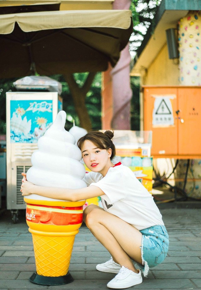 游乐场清纯可爱甜美少女开心写真照