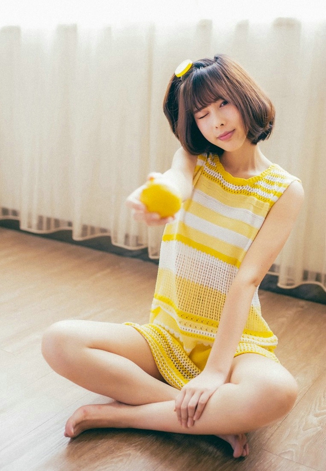 吃柠檬小清新短发美女居家可爱俏皮写真