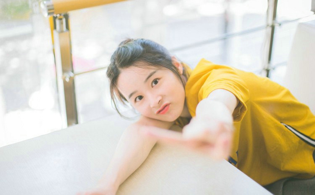 夏季美女外出游玩甜美户外俏皮唯美街拍