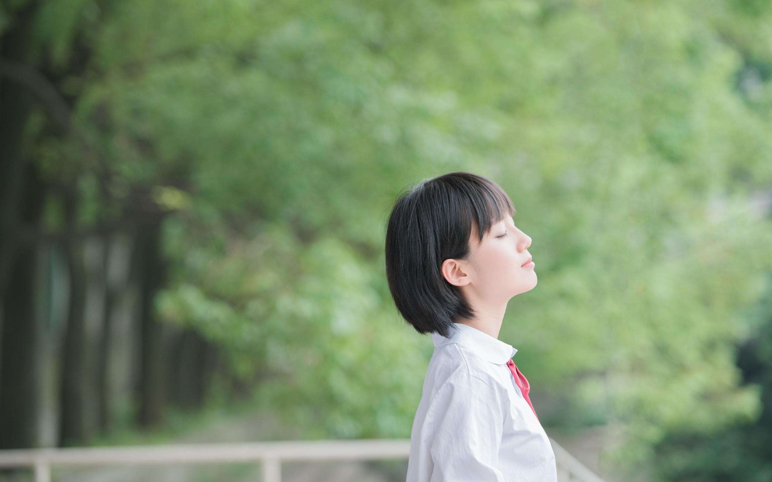 青春靓丽短发美女迷人照