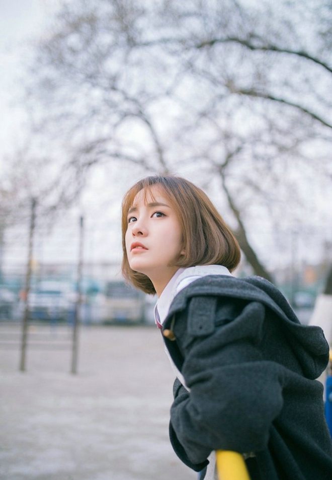 操场上的短发清纯校园美女