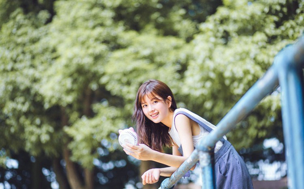 可爱小清新女生完美假日校园跑道气质写真