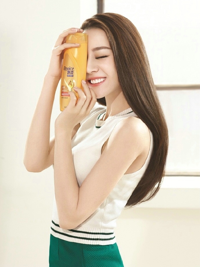 迪丽热巴大片曝光 酷美有型攻气十足