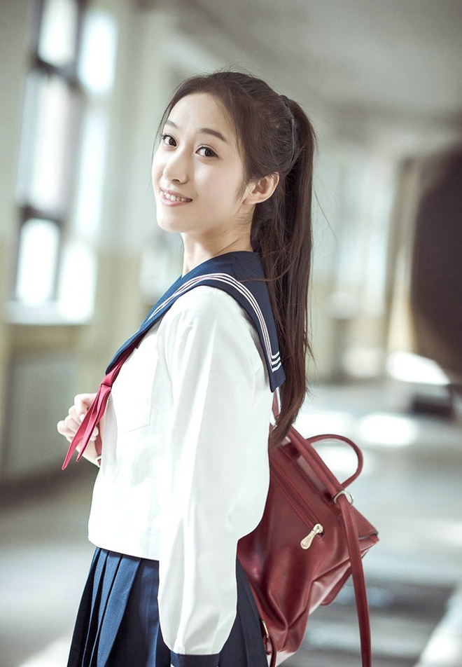 长发美女甜甜的微笑教室文艺写真