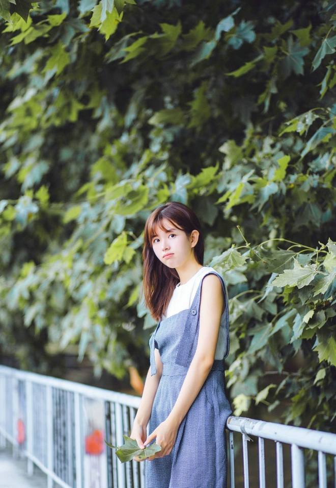 可爱小清新女生完美假日校园跑道气质写真